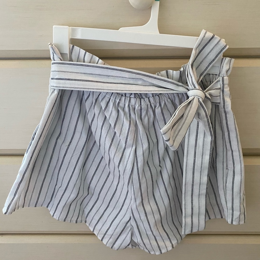 Black and white tie linen shorts